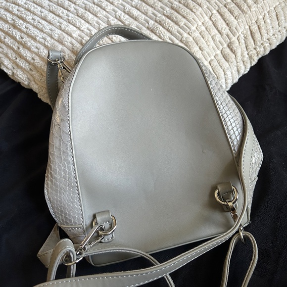 Small grey backpack - Picture 5 of 8